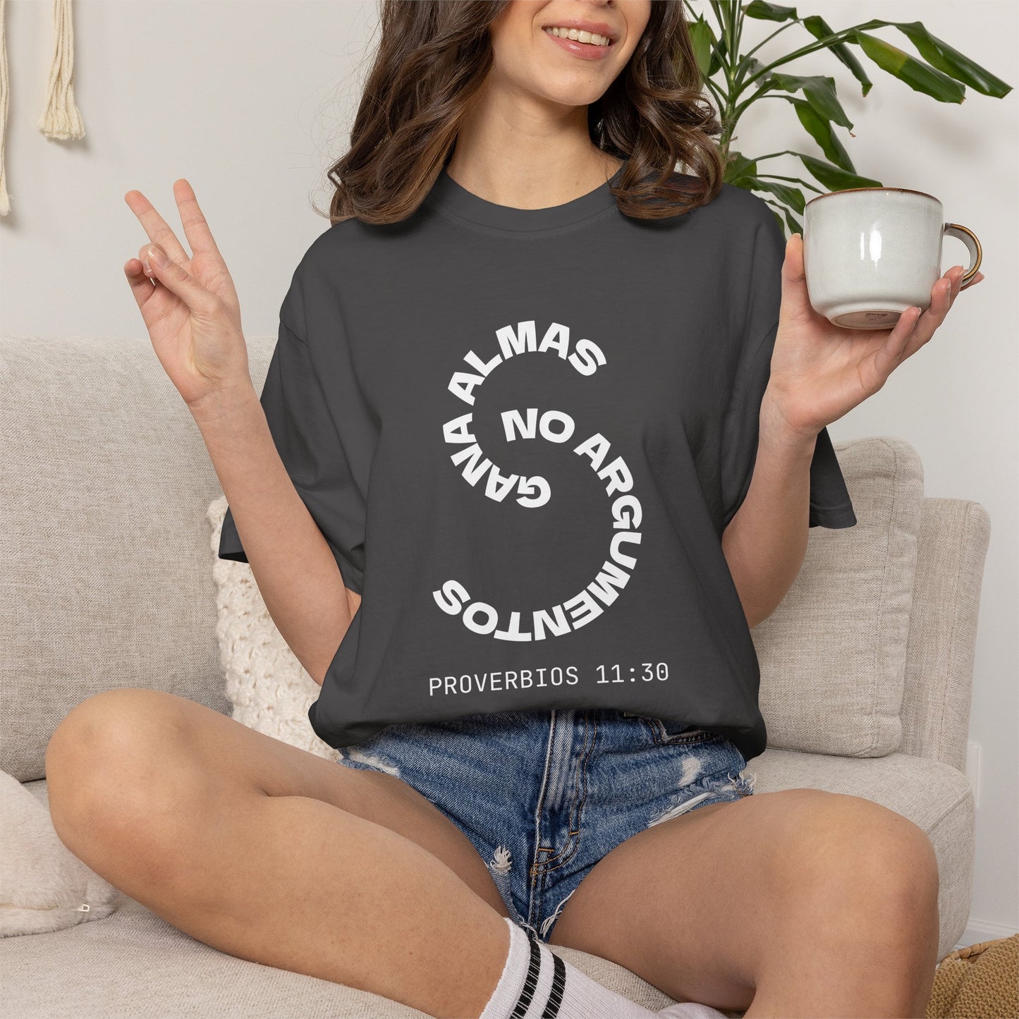 Proverbs 11:30 'Gana Almas No Argumentos' 100% Cotton T-Shirt