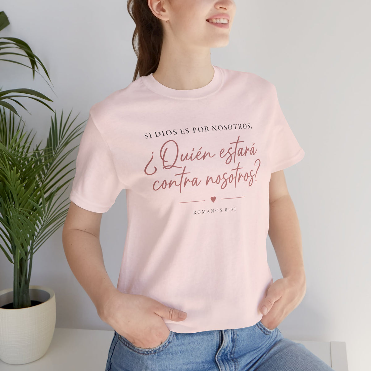 ¿Quién estará contra nosotros? Spanish Faith Quote T-Shirt