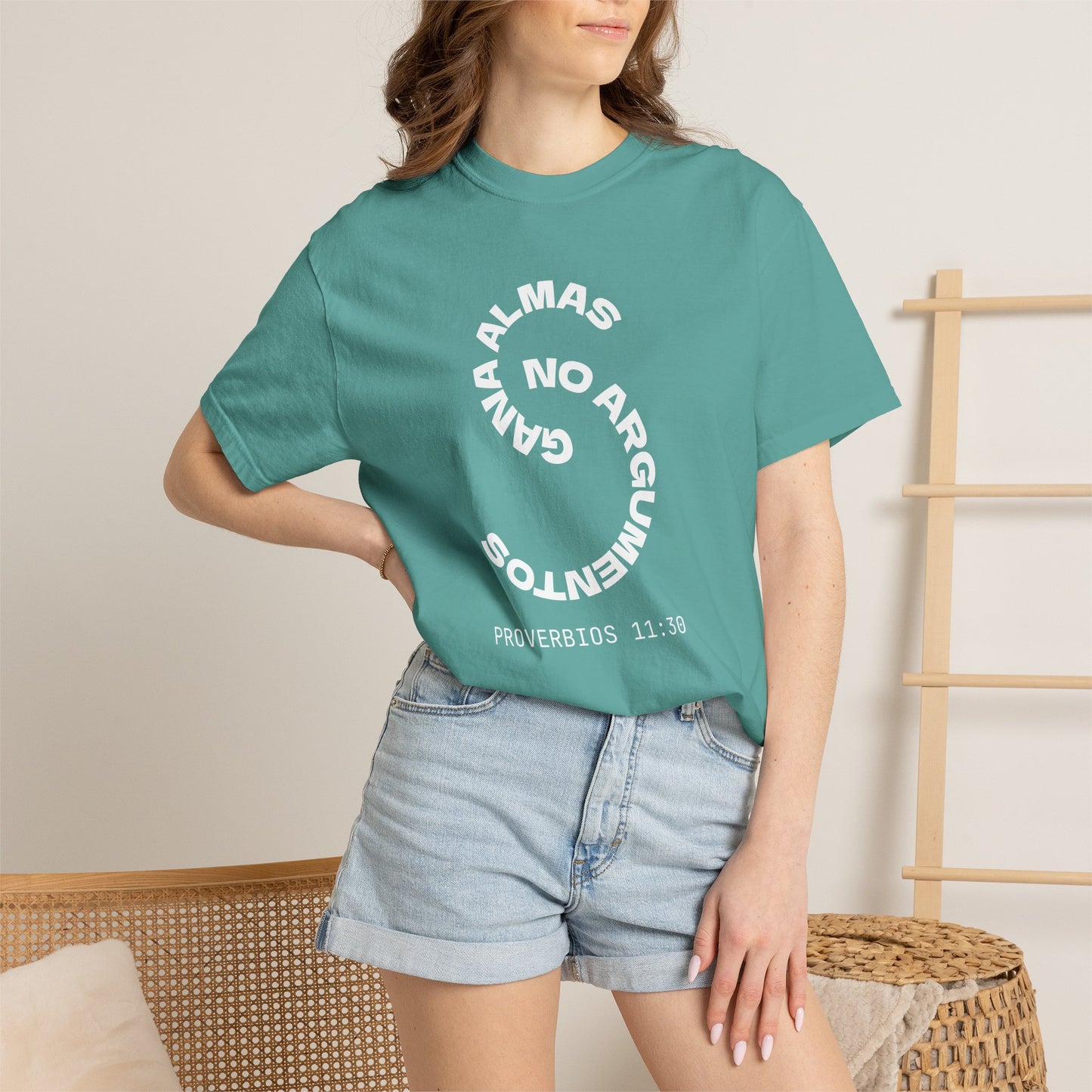 Proverbs 11:30 'Gana Almas No Argumentos' 100% Cotton T-Shirt