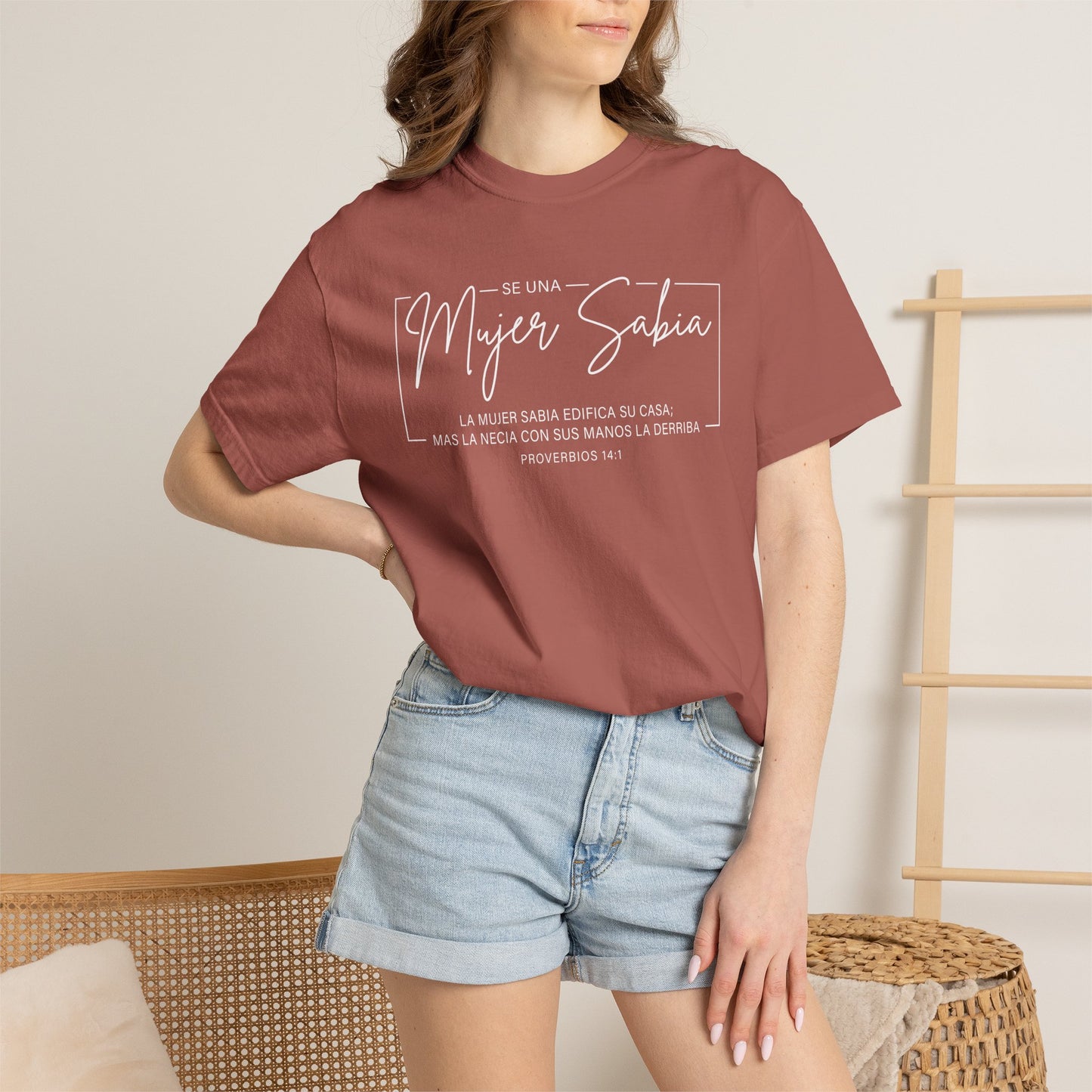 Mujer Sabia Proverbios 14:1 T-Shirt — Spanish Wise Woman Bible Verse