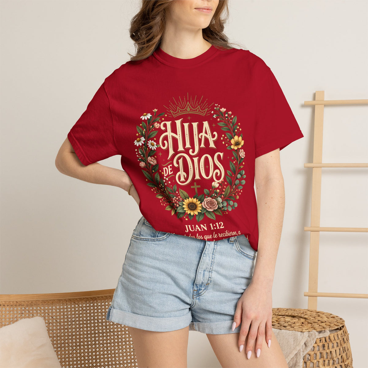 Hija de Dios Floral T‑Shirt — Juan 1:12 Christian Tee