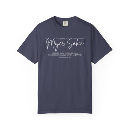 Mujer Sabia Proverbios 14:1 T-Shirt — Spanish Wise Woman Bible Verse