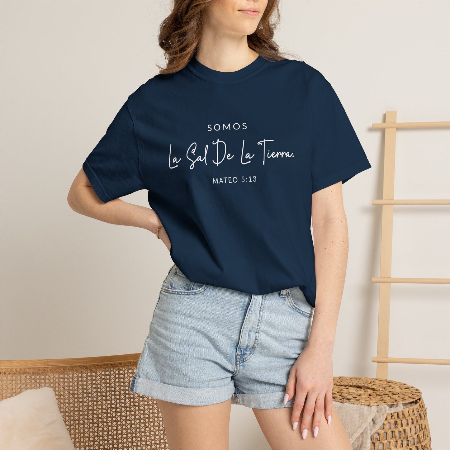 Somos la Sal de la Tierra Mateo 5:13 100% Cotton T-Shirt — Spanish Wise Woman Bible Verse