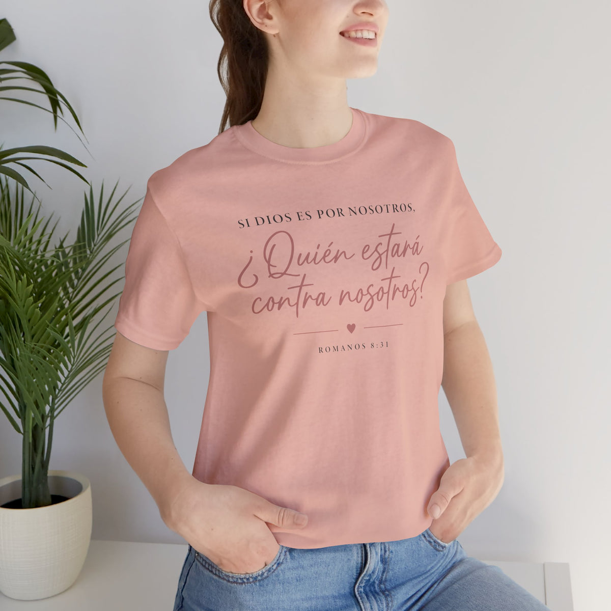 ¿Quién estará contra nosotros? Spanish Faith Quote T-Shirt