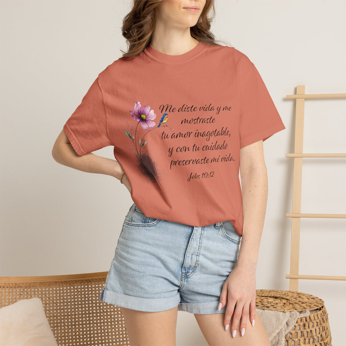 Inspirational Spanish Bible Verse T-Shirt – John 10:12 Floral Tee