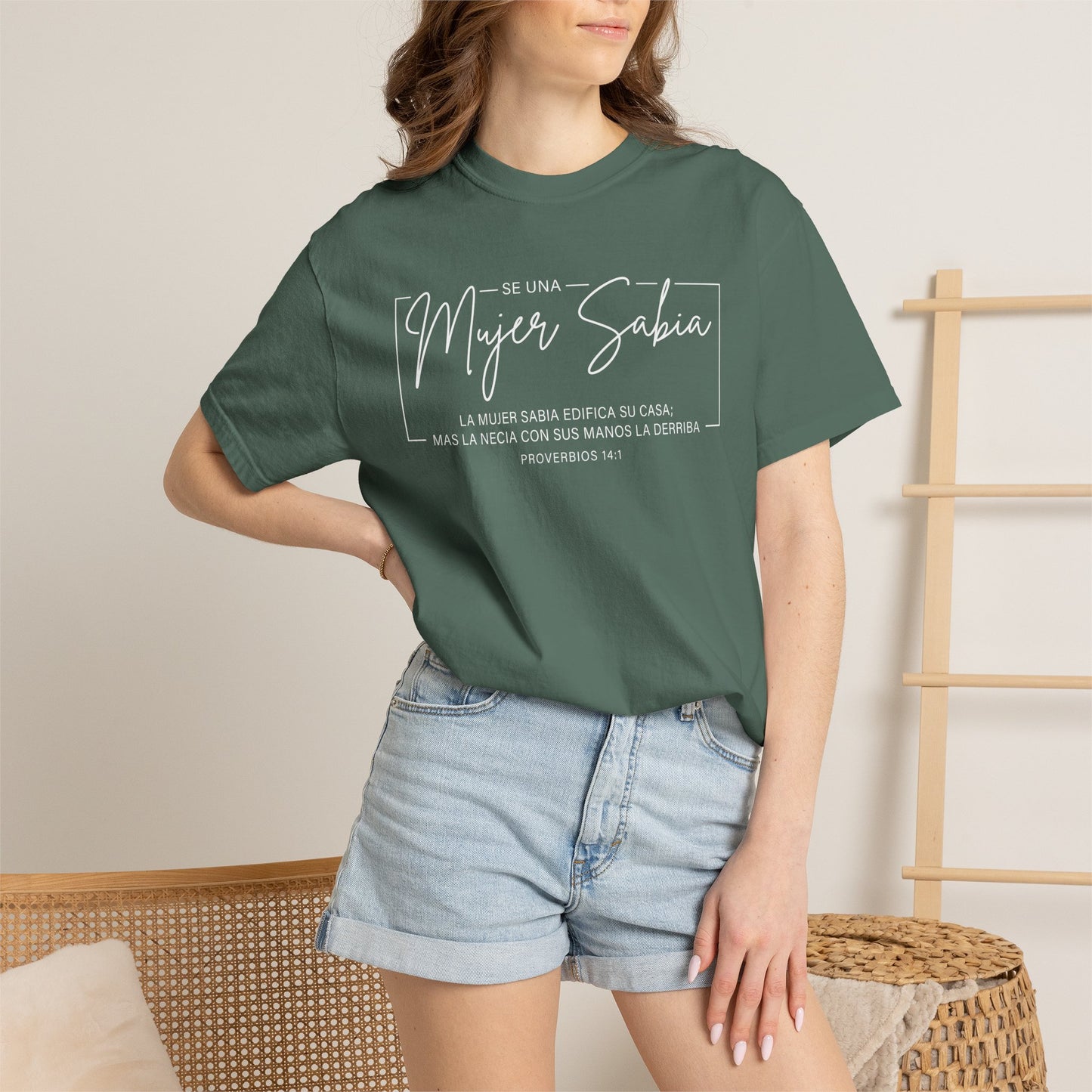 Mujer Sabia Proverbios 14:1 T-Shirt — Spanish Wise Woman Bible Verse