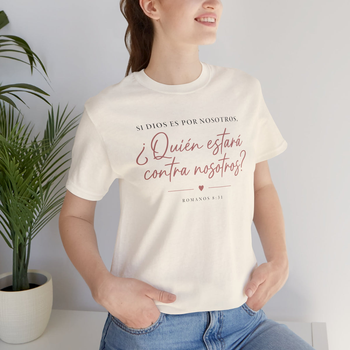 ¿Quién estará contra nosotros? Spanish Faith Quote T-Shirt