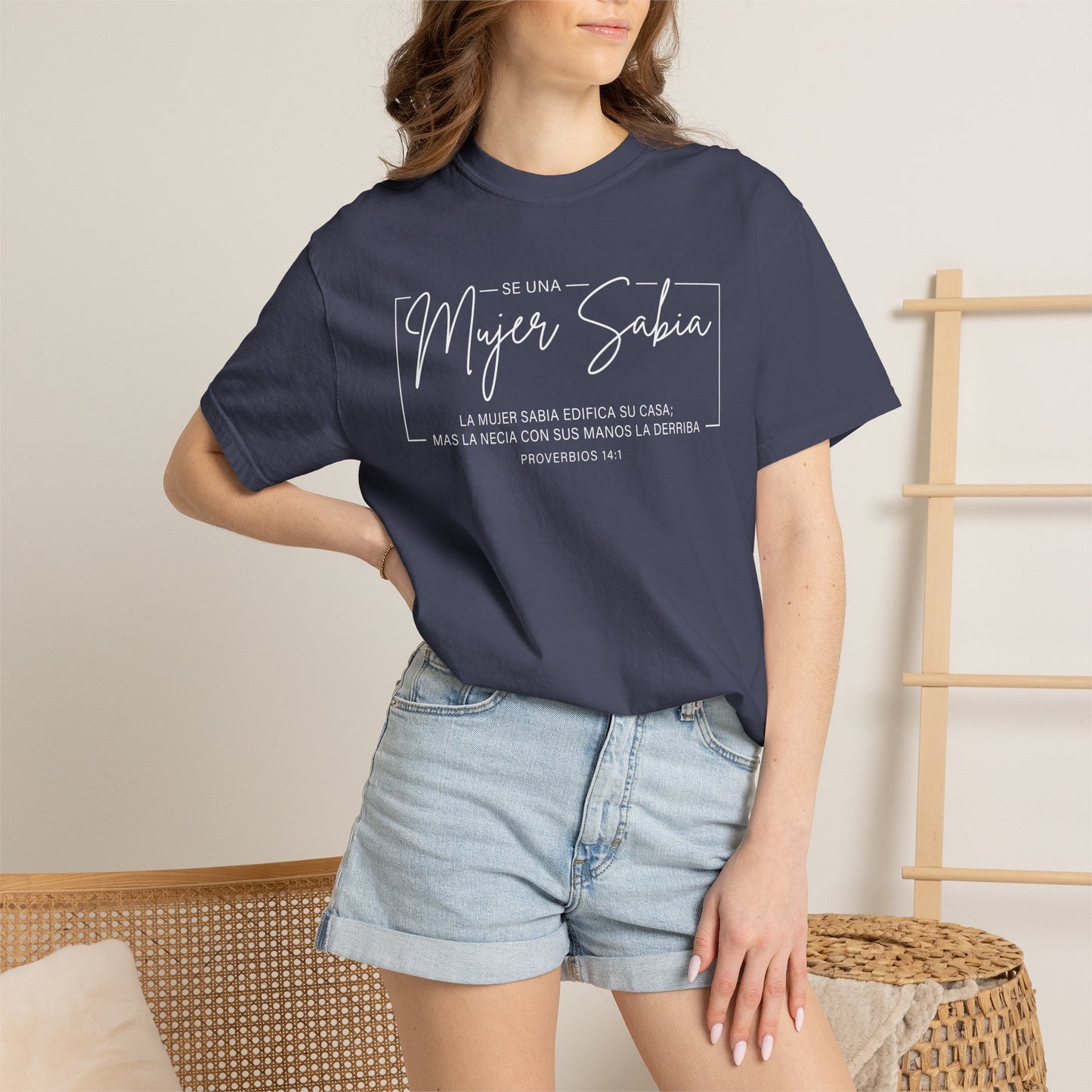 Mujer Sabia Proverbios 14:1 T-Shirt — Spanish Wise Woman Bible Verse