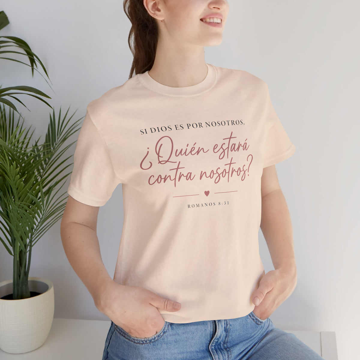 ¿Quién estará contra nosotros? Spanish Faith Quote T-Shirt