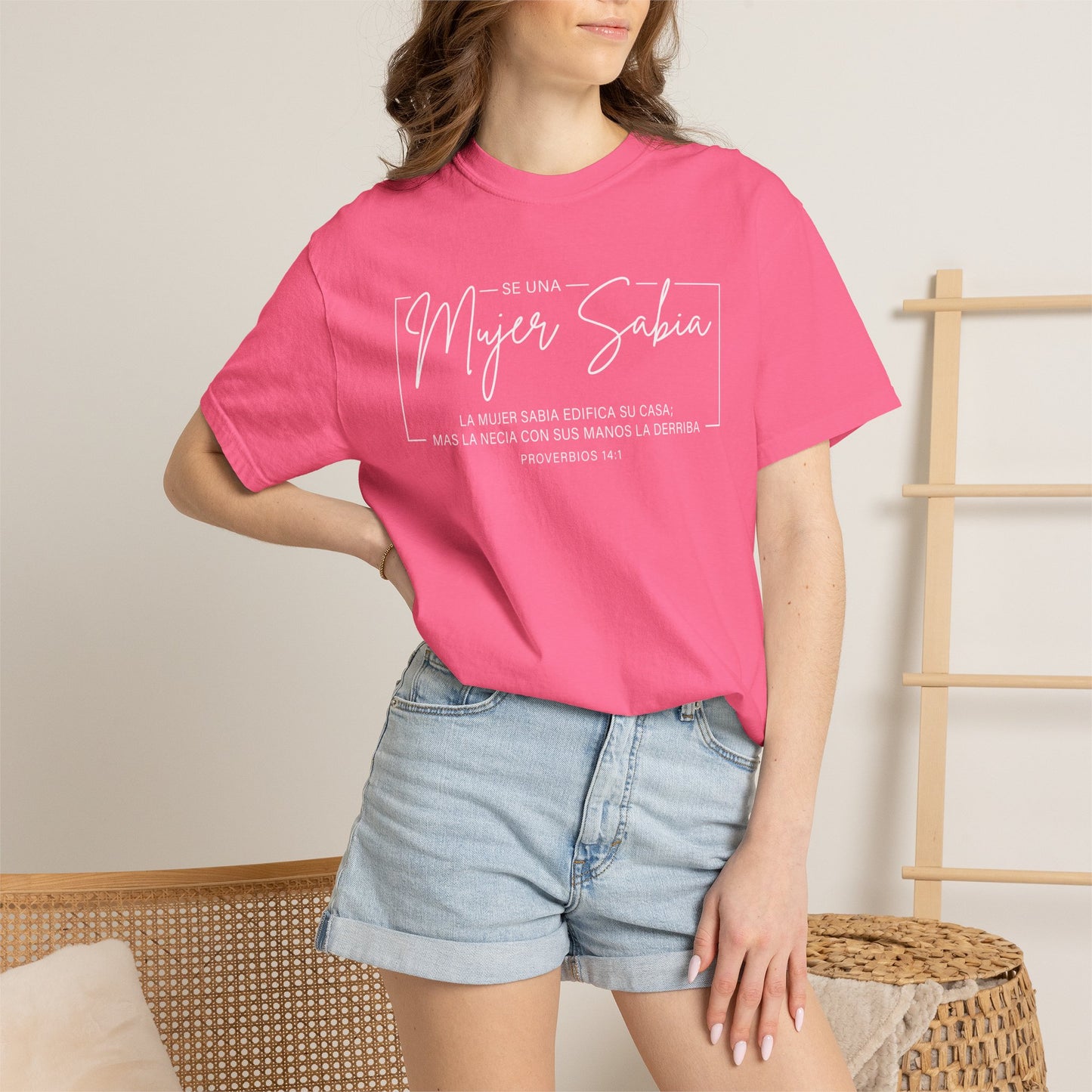 Mujer Sabia Proverbios 14:1 T-Shirt — Spanish Wise Woman Bible Verse