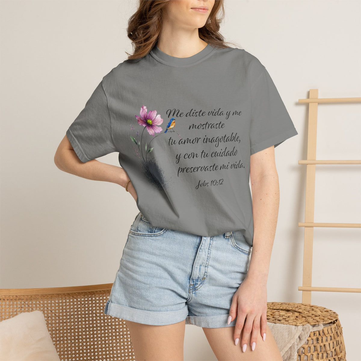 Inspirational Spanish Bible Verse T-Shirt – John 10:12 Floral Tee