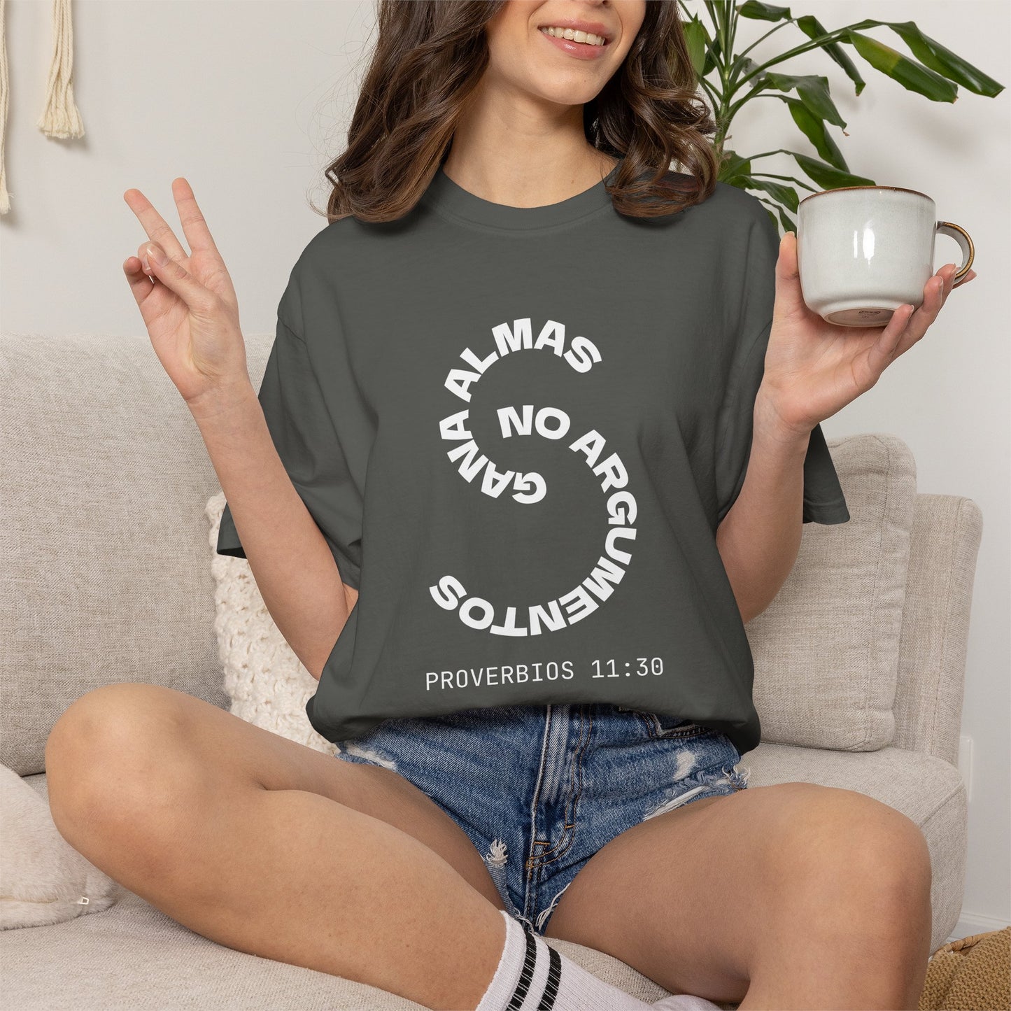 Proverbs 11:30 'Gana Almas No Argumentos' 100% Cotton T-Shirt