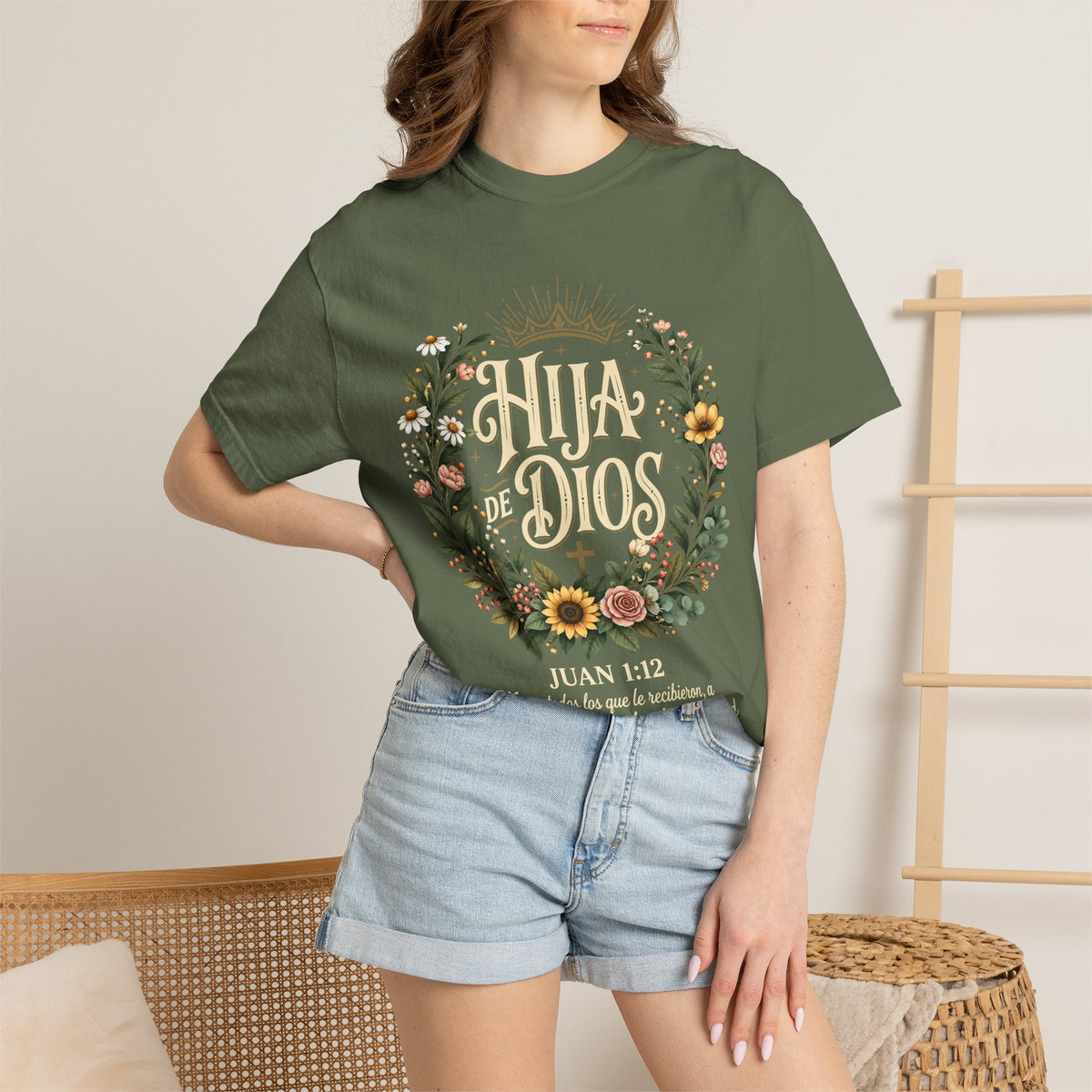 Hija de Dios Floral T‑Shirt — Juan 1:12 Christian Tee