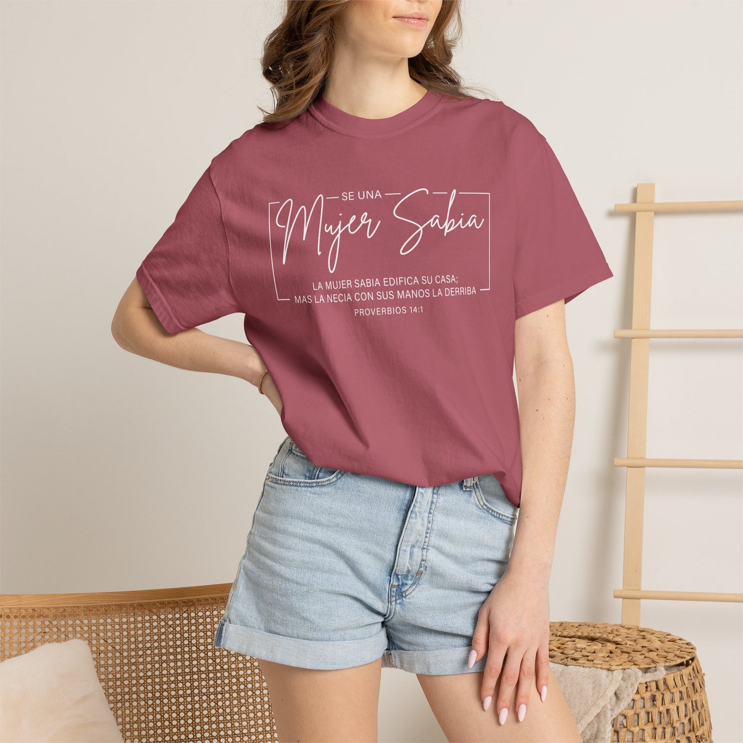Mujer Sabia Proverbios 14:1 T-Shirt — Spanish Wise Woman Bible Verse