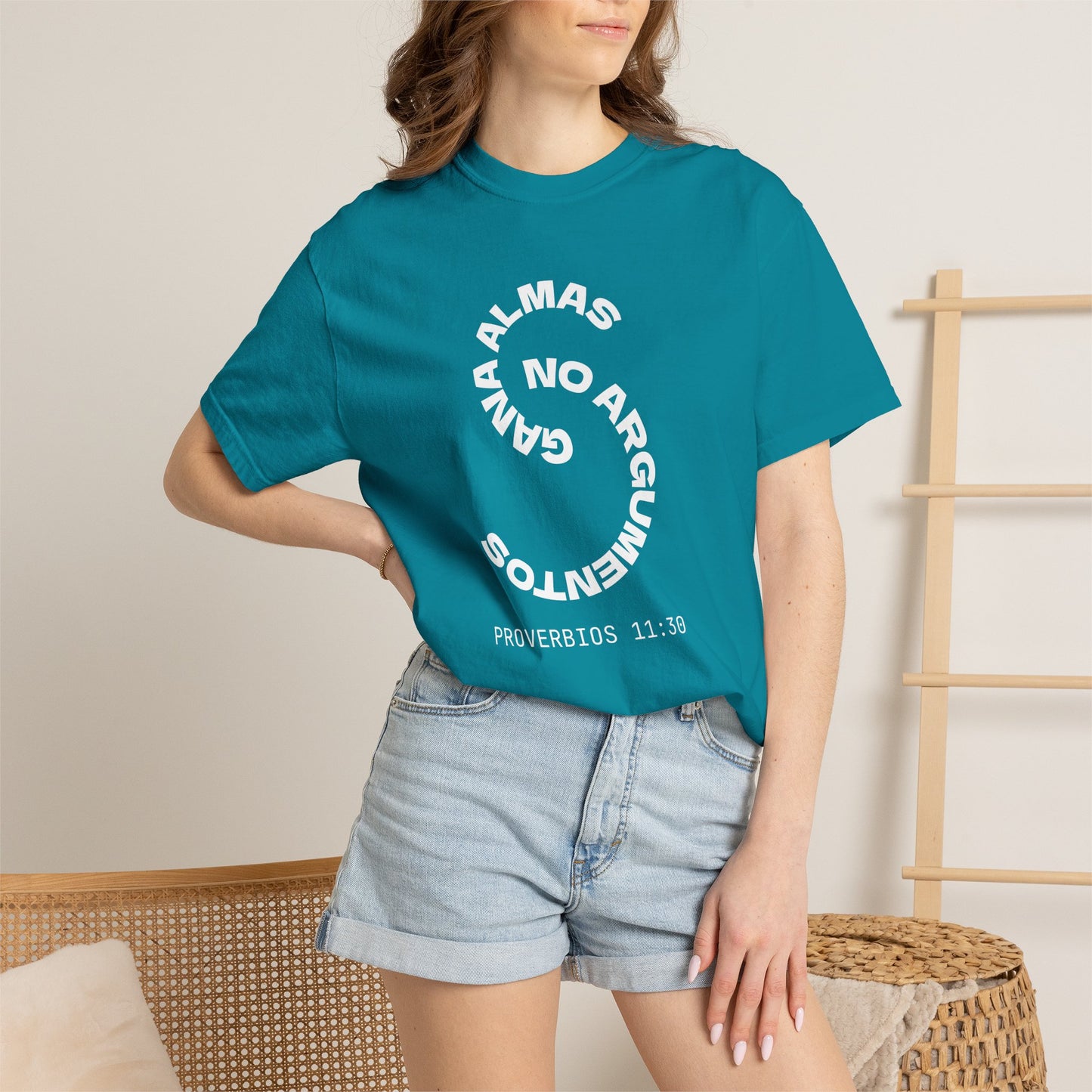 Proverbs 11:30 'Gana Almas No Argumentos' 100% Cotton T-Shirt