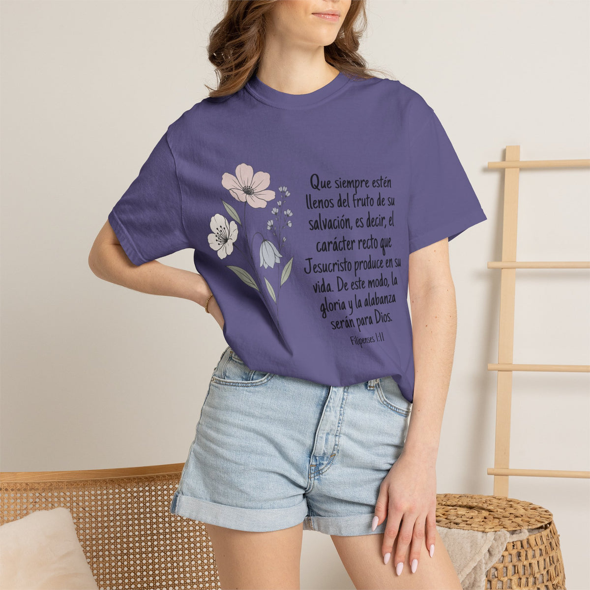 Christian Floral Verse T-Shirt — Spanish Filipenses 1:11 Scripture Tee
