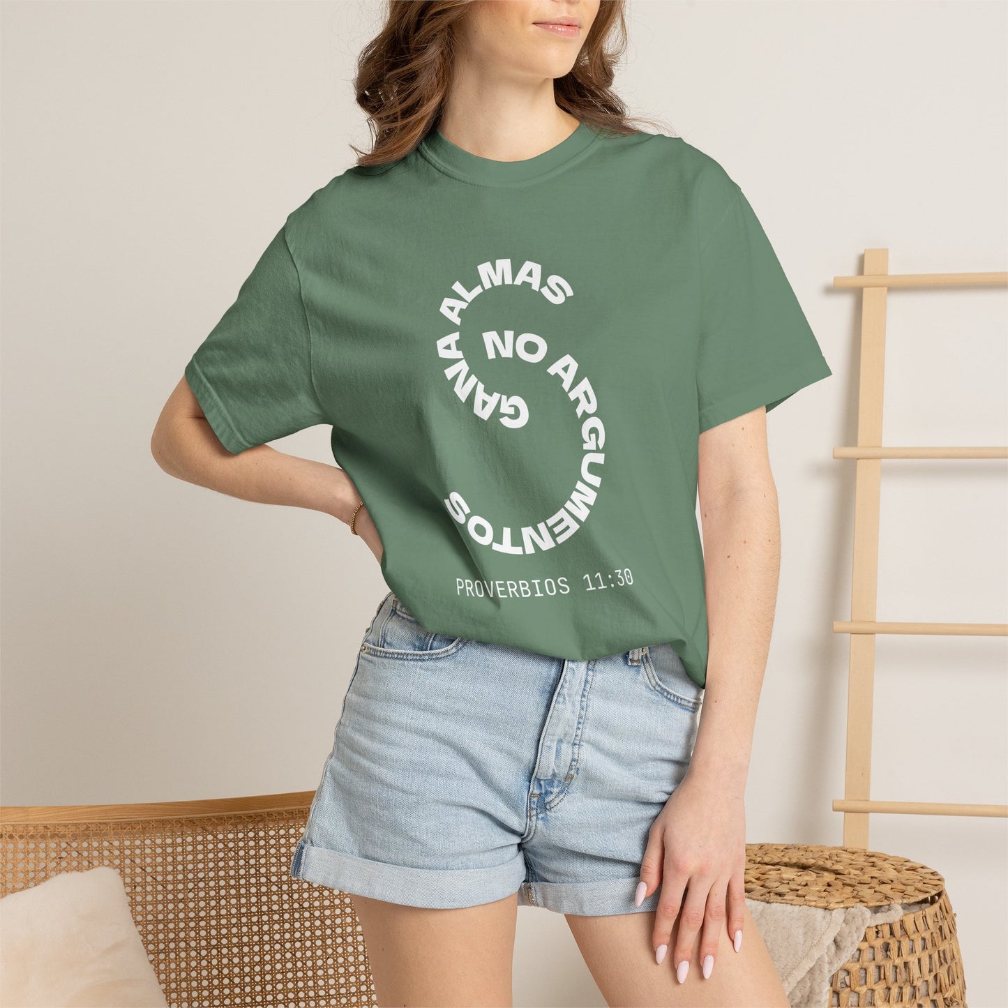 Proverbs 11:30 'Gana Almas No Argumentos' 100% Cotton T-Shirt