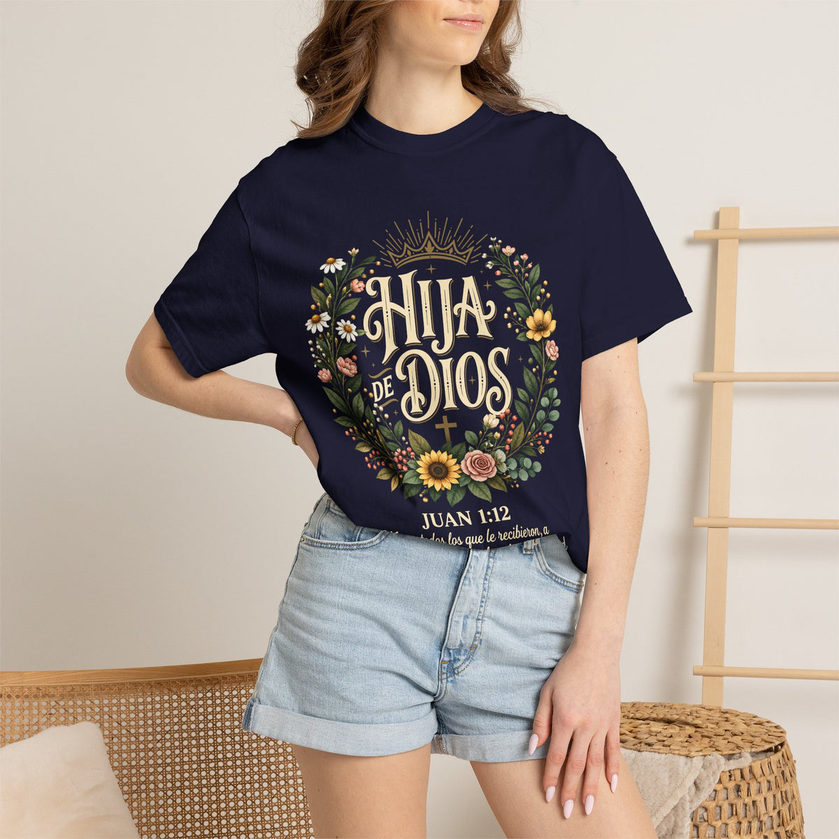 Hija de Dios Floral T‑Shirt — Juan 1:12 Christian Tee