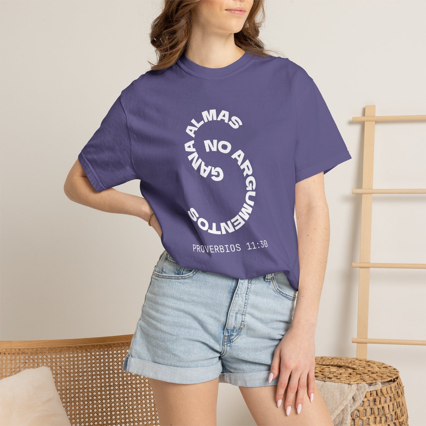 Proverbs 11:30 'Gana Almas No Argumentos' 100% Cotton T-Shirt