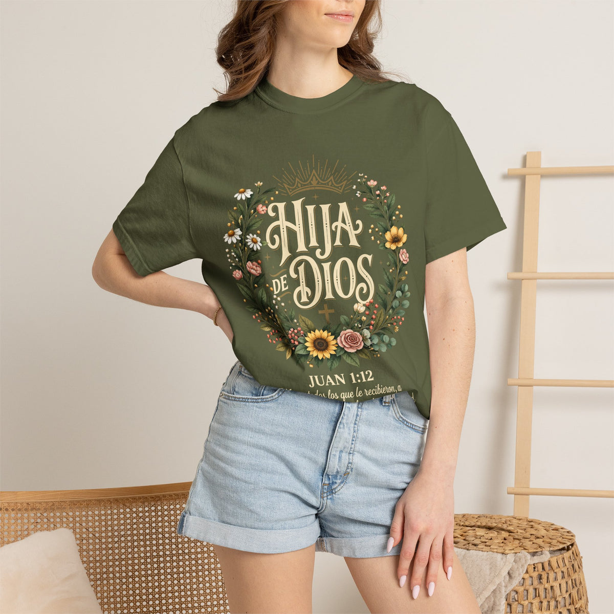 Hija de Dios Floral T‑Shirt — Juan 1:12 Christian Tee