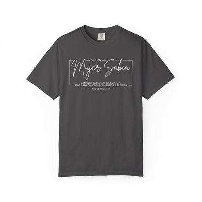 Mujer Sabia Proverbios 14:1 T-Shirt — Spanish Wise Woman Bible Verse