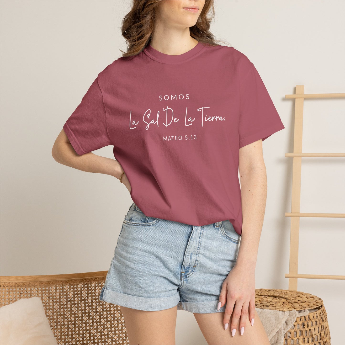 Somos la Sal de la Tierra Mateo 5:13 100% Cotton T-Shirt — Spanish Wise Woman Bible Verse