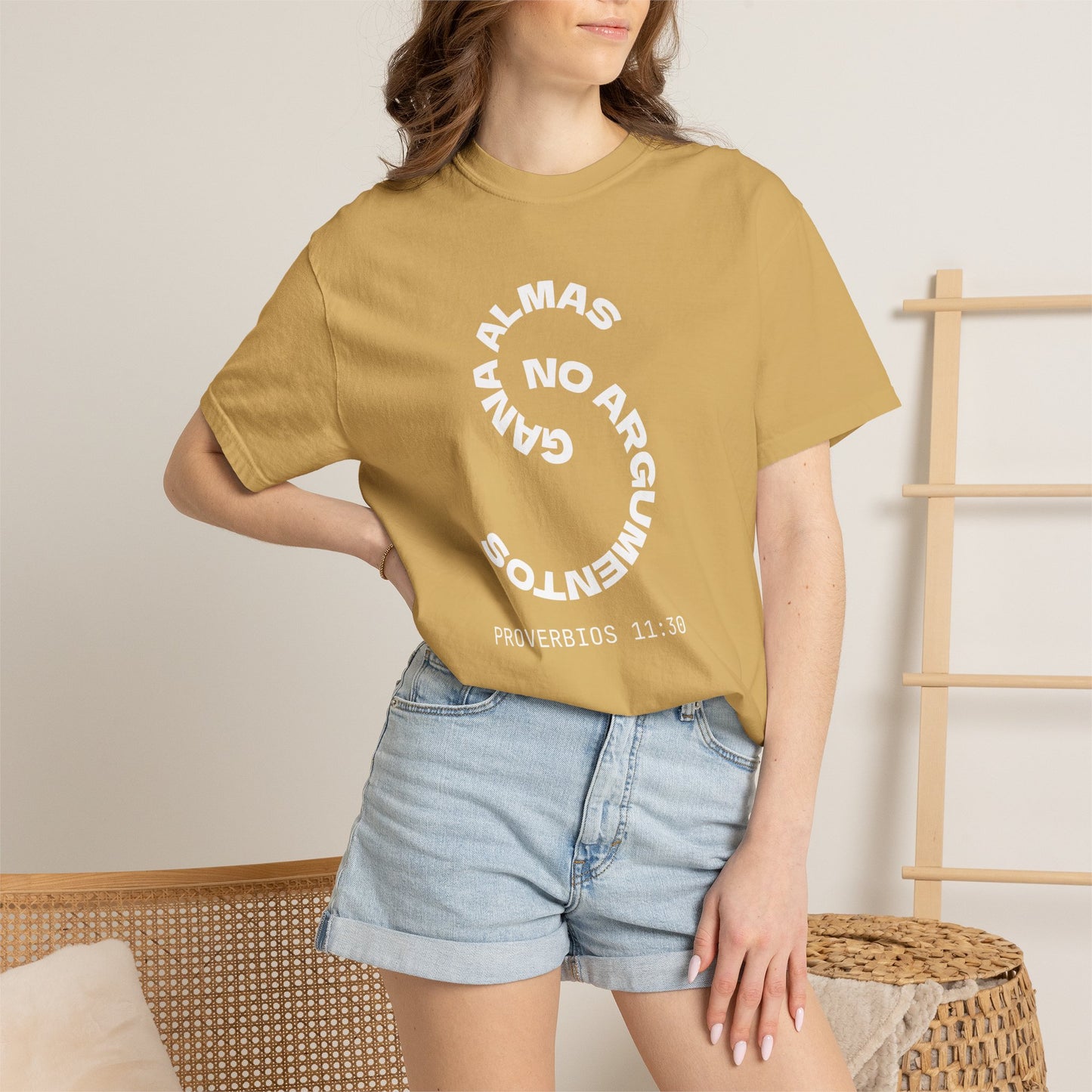 Proverbs 11:30 'Gana Almas No Argumentos' 100% Cotton T-Shirt