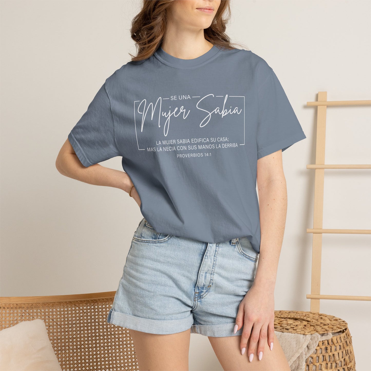 Mujer Sabia Proverbios 14:1 T-Shirt — Spanish Wise Woman Bible Verse
