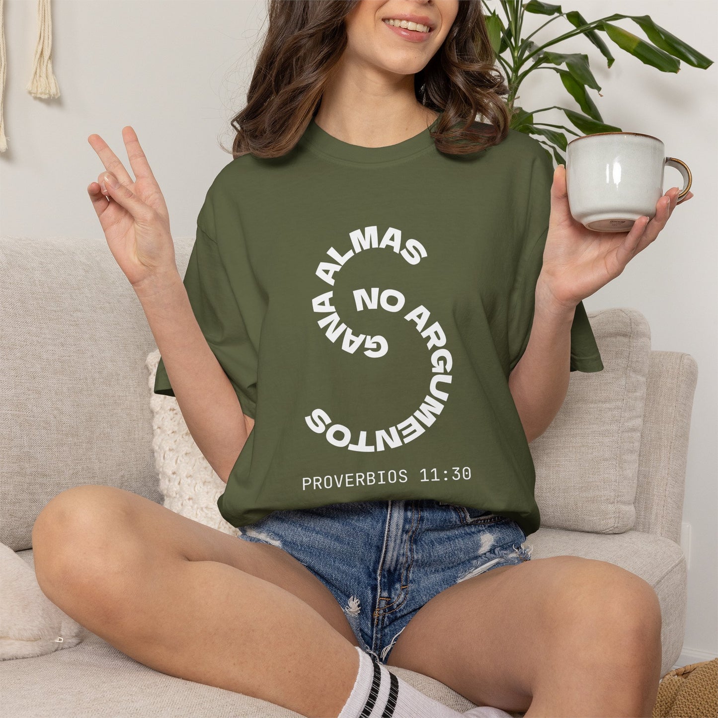 Proverbs 11:30 'Gana Almas No Argumentos' 100% Cotton T-Shirt
