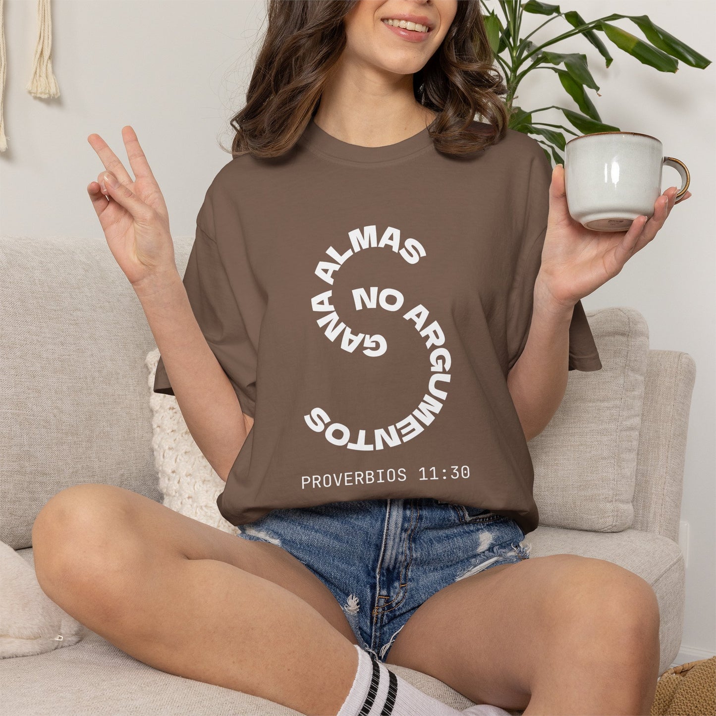 Proverbs 11:30 'Gana Almas No Argumentos' 100% Cotton T-Shirt