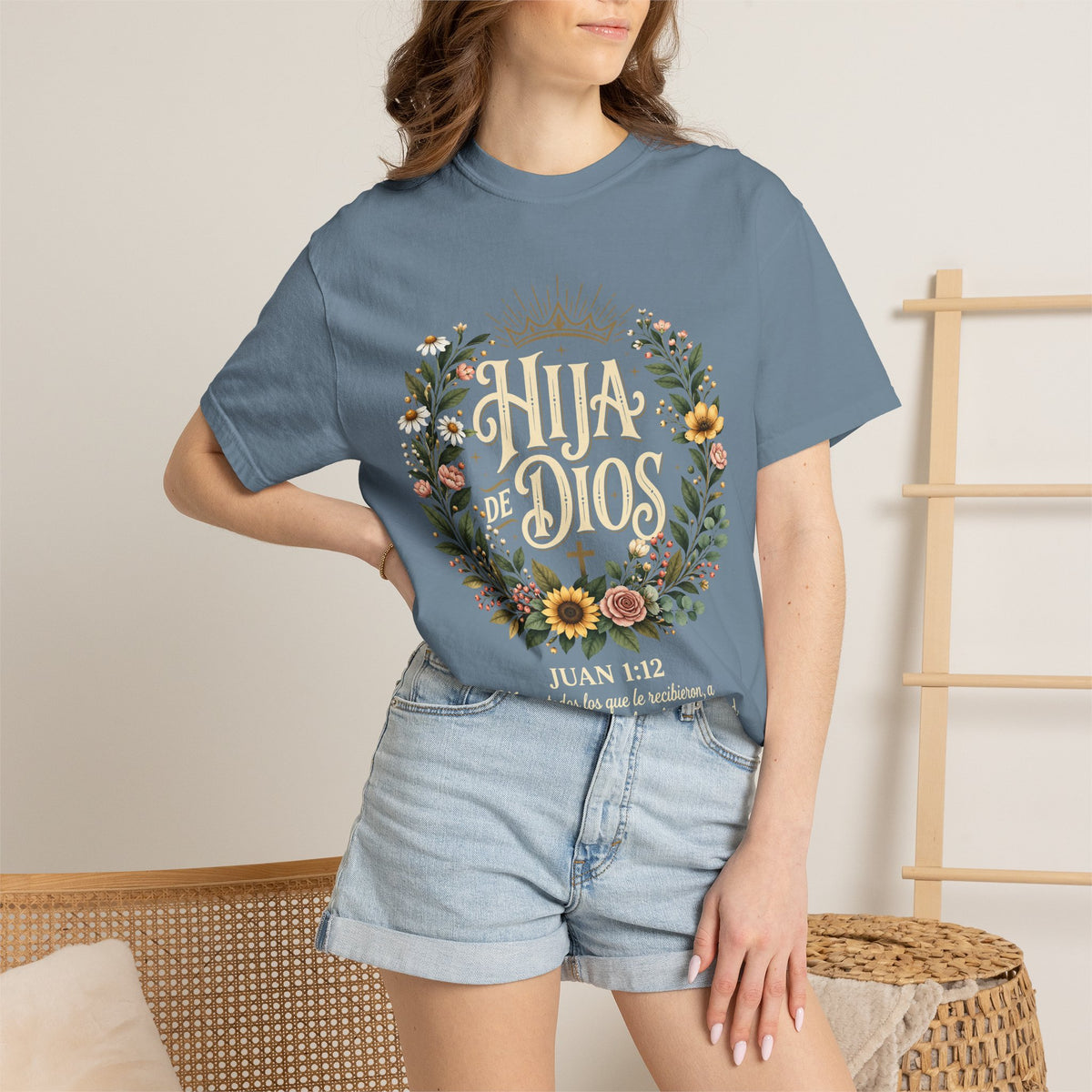 Hija de Dios Floral T‑Shirt — Juan 1:12 Christian Tee