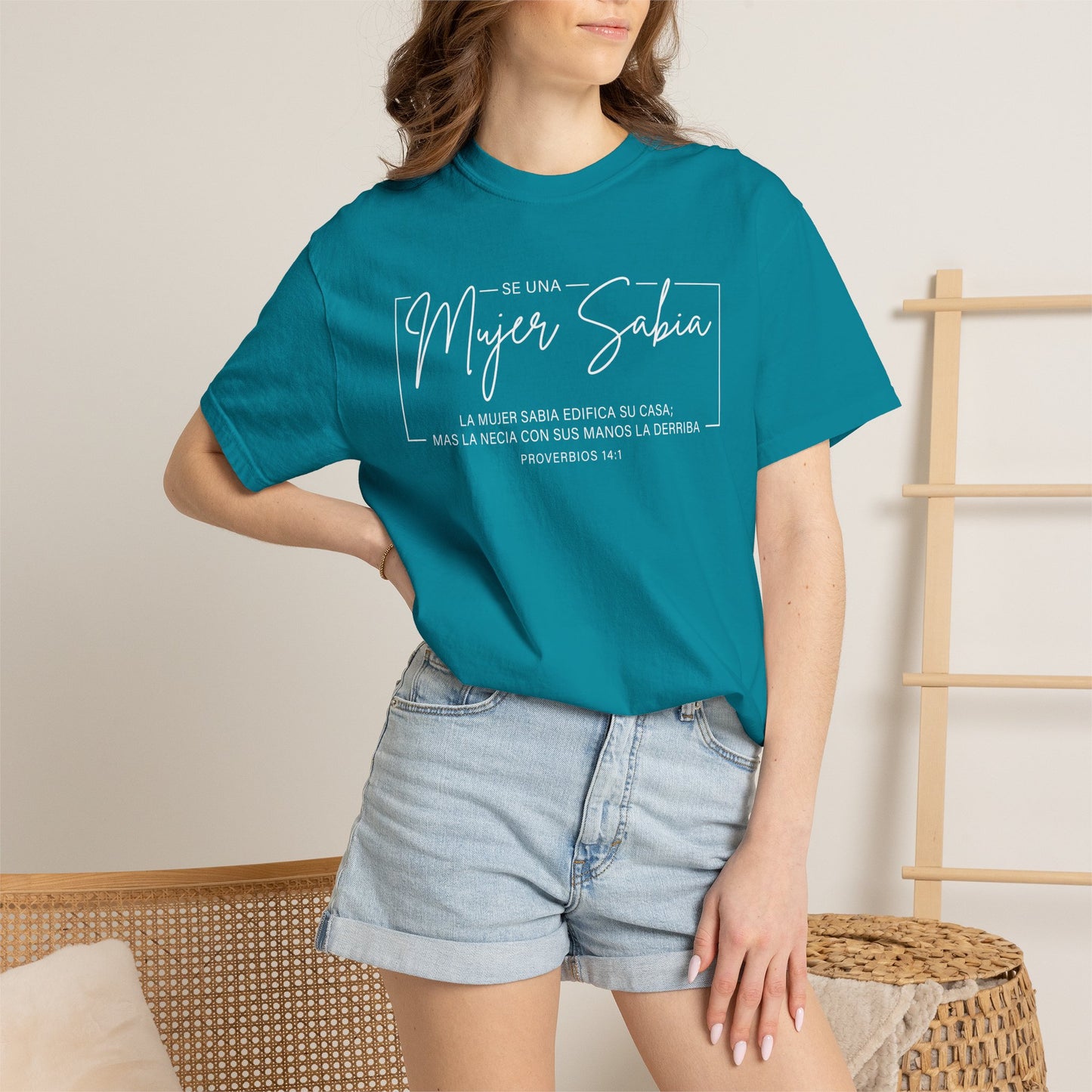 Mujer Sabia Proverbios 14:1 T-Shirt — Spanish Wise Woman Bible Verse